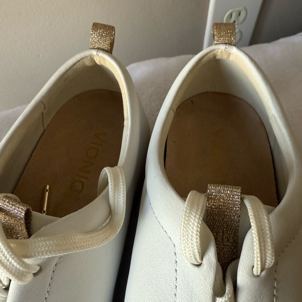 Women’s Vionic Sz 8.5 White Leather Sneakers - Picture 3 of 4